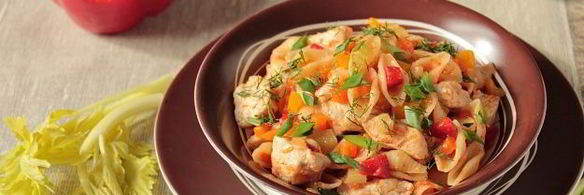 макароны с курицей и овощами на сковороде