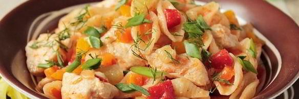 макароны с курицей и овощами на сковороде