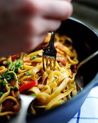 Макароны с курицей и овощами