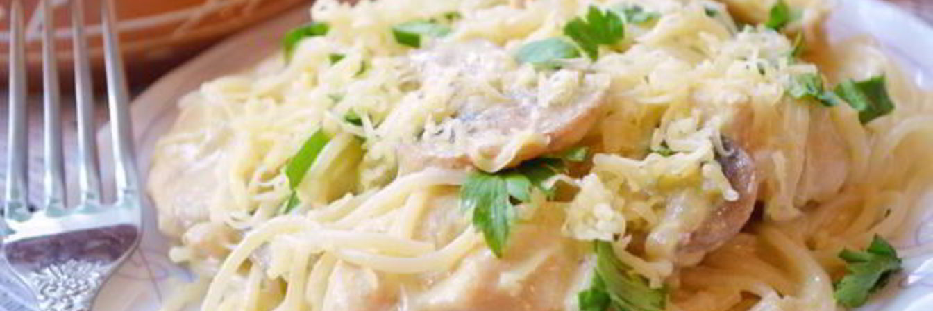 Макароны с курицей в сливочном соусе с карри