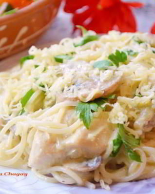 Макароны с курицей в сливочном соусе с карри