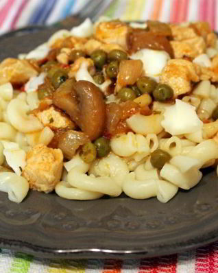 Макароны с курицей в соусе из овощей с грибами по-провански