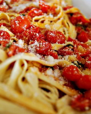 Макароны с сыром и помидорами