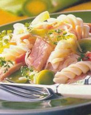 Макароны с сыром, луком-пореем и свиной грудинкой