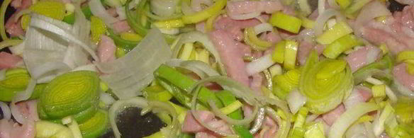 макароны с сыром, луком-пореем и свиной грудинкой