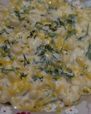 Макароны с зеленым соусом и сыром