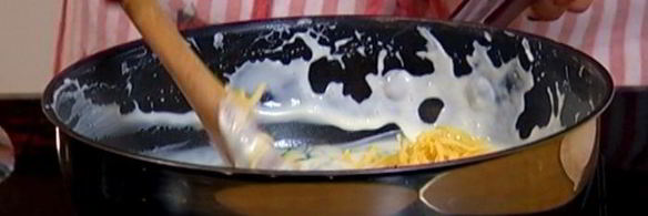 макароны с зеленым соусом и сыром