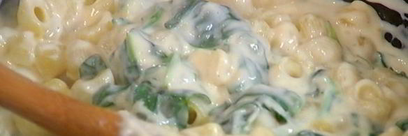 макароны с зеленым соусом и сыром