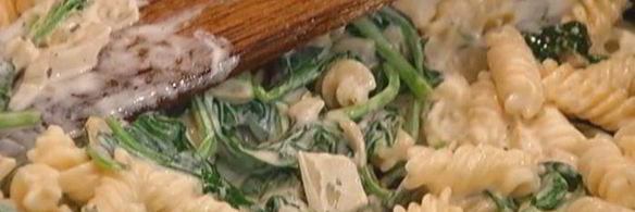 макароны со сливочным сыром и шпинатом