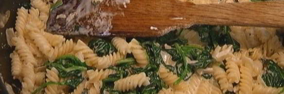 макароны со сливочным сыром и шпинатом