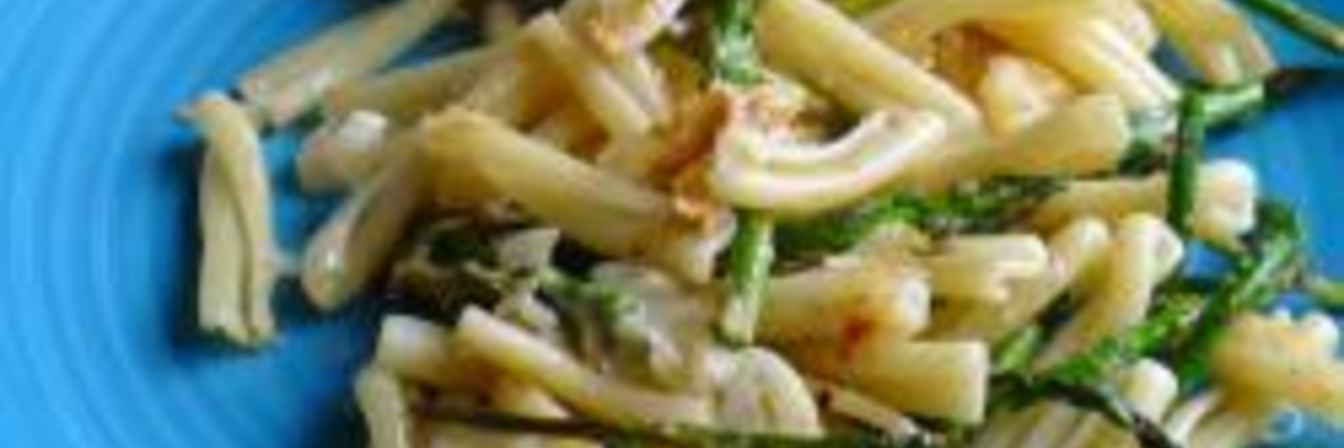 Макароны со спаржей и сыром