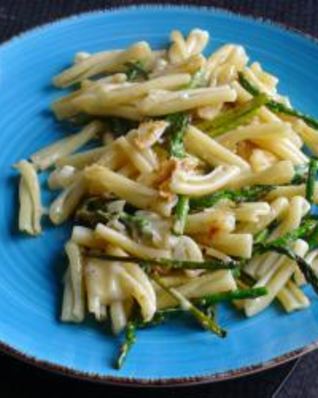 Макароны со спаржей и сыром