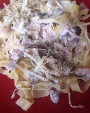 Паста фетучини с ветчиной и шампиньонами