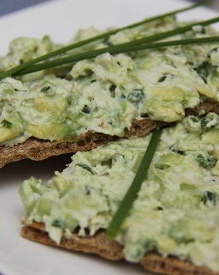 Паста из авокадо, сыра филадельфия и курицы