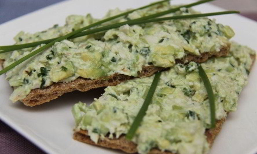 Рецепт пасты из авокадо, сыра филадельфия и курицы