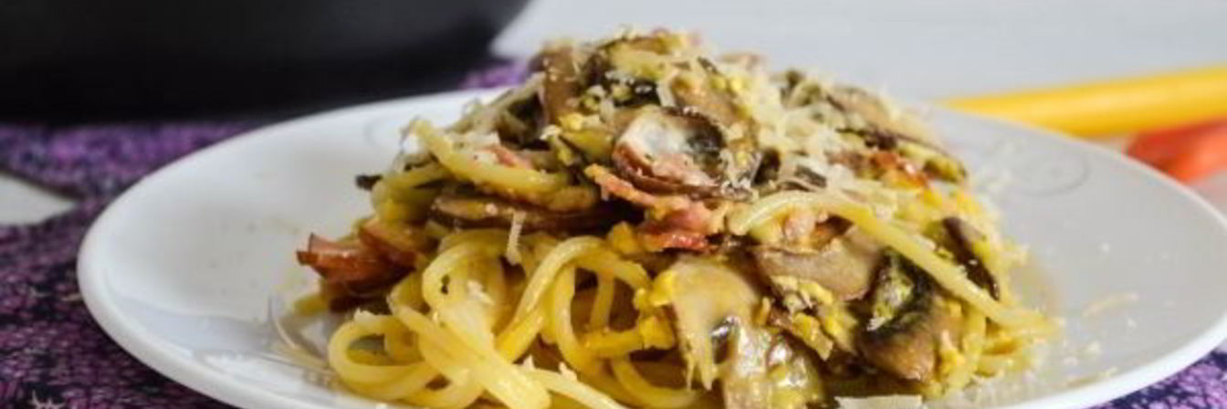 Паста карбонара с беконом, грибами и сливками
