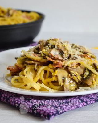 Паста карбонара с беконом, грибами и сливками