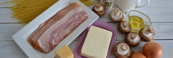 паста карбонара с беконом, грибами и сливками