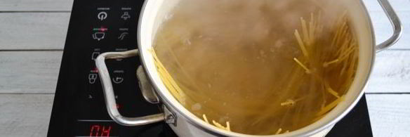 паста карбонара с беконом, грибами и сливками