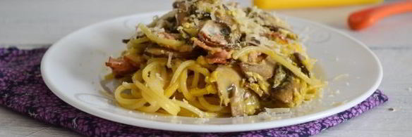 паста карбонара с беконом, грибами и сливками