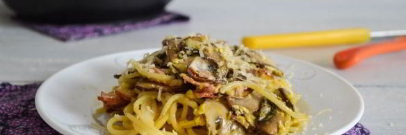 паста карбонара с беконом, грибами и сливками