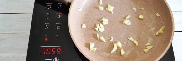 паста карбонара с беконом, грибами и сливками