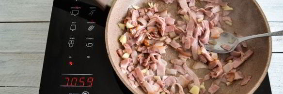 паста карбонара с беконом, грибами и сливками