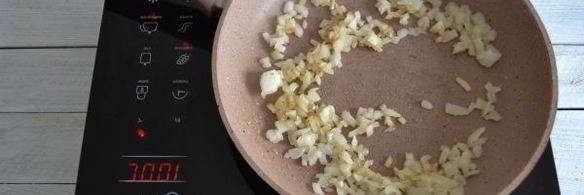 паста карбонара с беконом, грибами и сливками