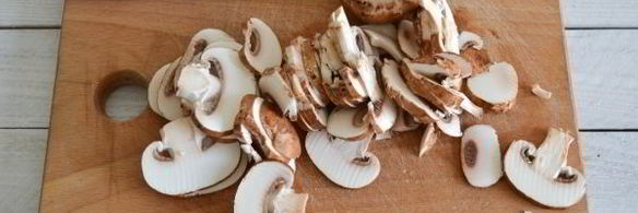 паста карбонара с беконом, грибами и сливками