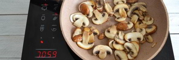 паста карбонара с беконом, грибами и сливками