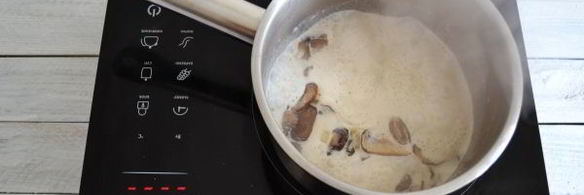 паста карбонара с беконом, грибами и сливками