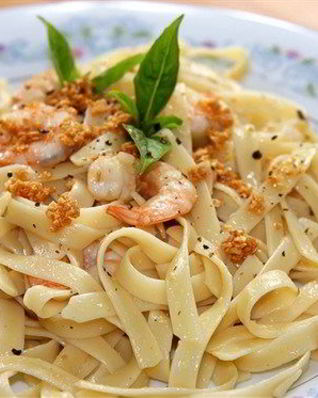 Паста лингвини с креветками и свежей зеленью