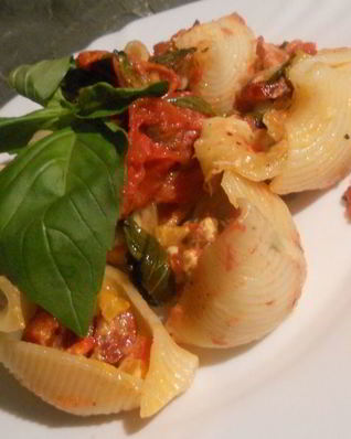 Паста ракушки с колбасками, сладким перцем и маслинами