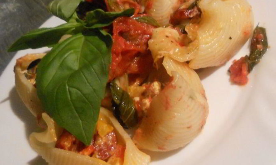 Рецепт пасты ракушки с колбасками, сладким перцем и маслинами