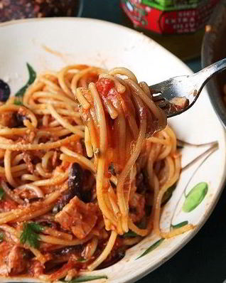 Паста с анчоусами и оливками