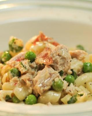 Паста с беконом и консервированным тунцом в сливочном соусе