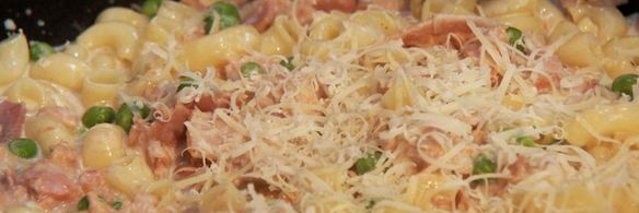 паста с беконом и консервированным тунцом в сливочном соусе