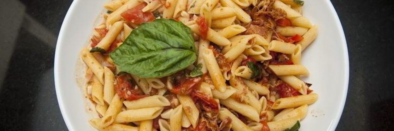 Паста с беконом и помидорами
