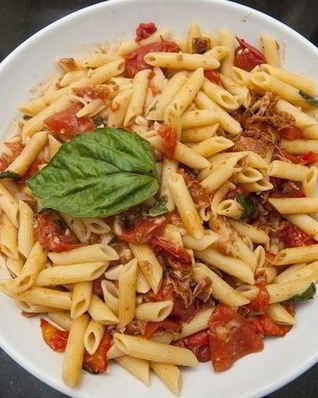 Паста с беконом и помидорами