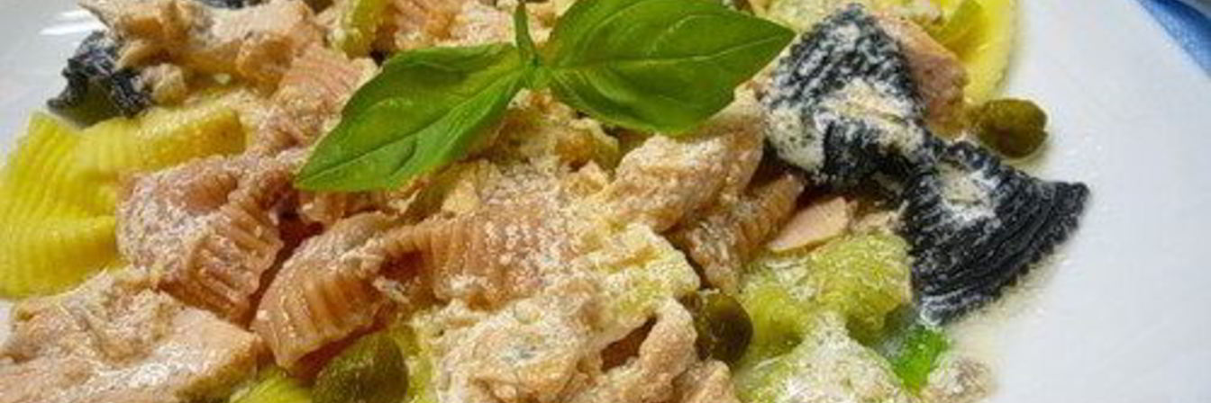 Паста с форелью в сливочном соусе с базиликом