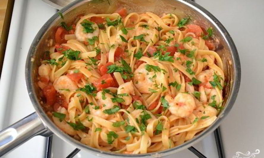 Рецепт пасты с креветками, базиликом и помидорами