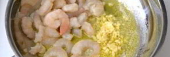 паста с креветками, базиликом и помидорами