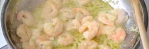 паста с креветками, базиликом и помидорами