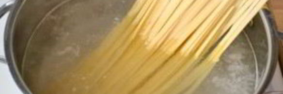 паста с креветками, базиликом и помидорами