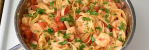 паста с креветками, базиликом и помидорами