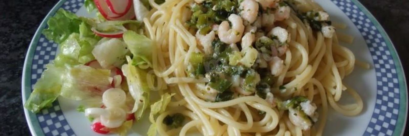 Паста с креветками и зеленым луком