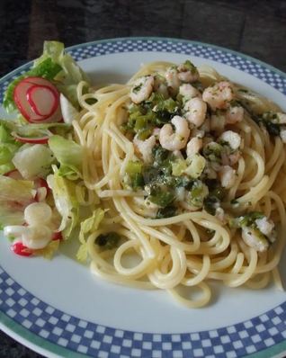 Паста с креветками и зеленым луком