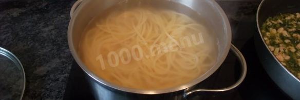 паста с креветками и зеленым луком