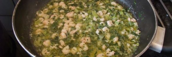 паста с креветками и зеленым луком