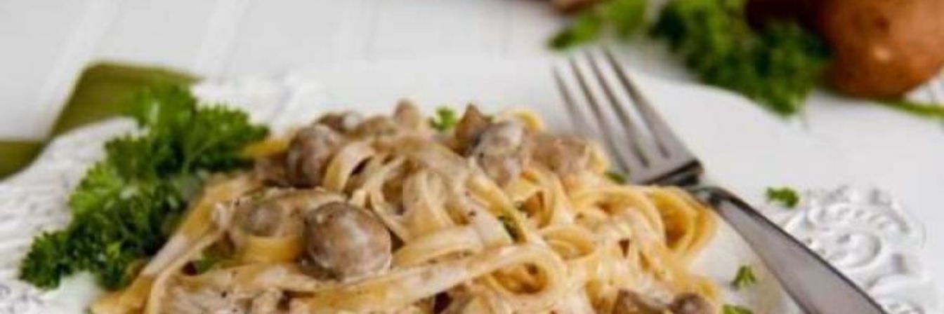 Паста с курицей и грибами в сливочном соусе
